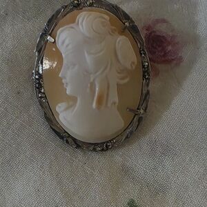 Vintage Shell Cameo Brooch Pendant in Peach and White